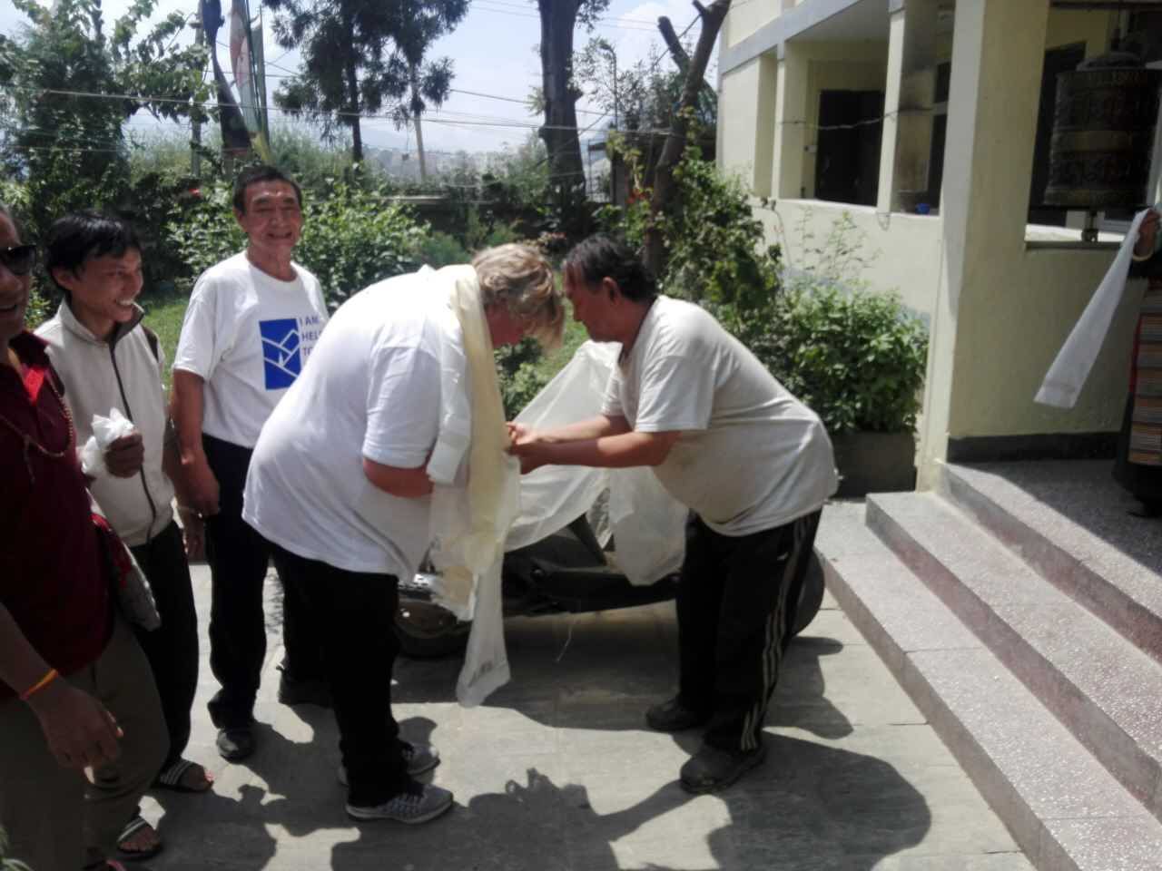 Visitantes se saludan en la entrada de la residencia