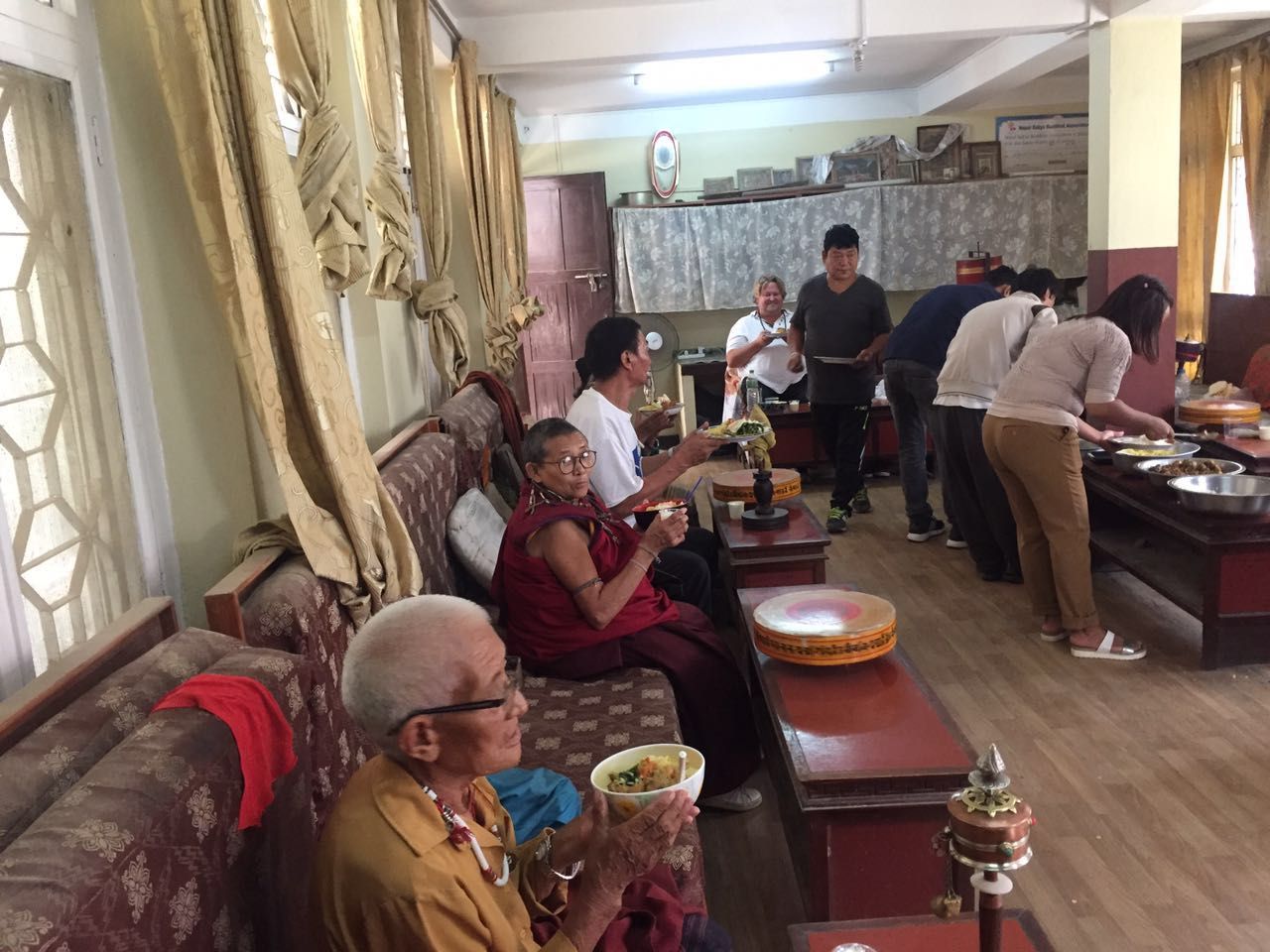 Residentes y visitantes comparten una comida en el interior