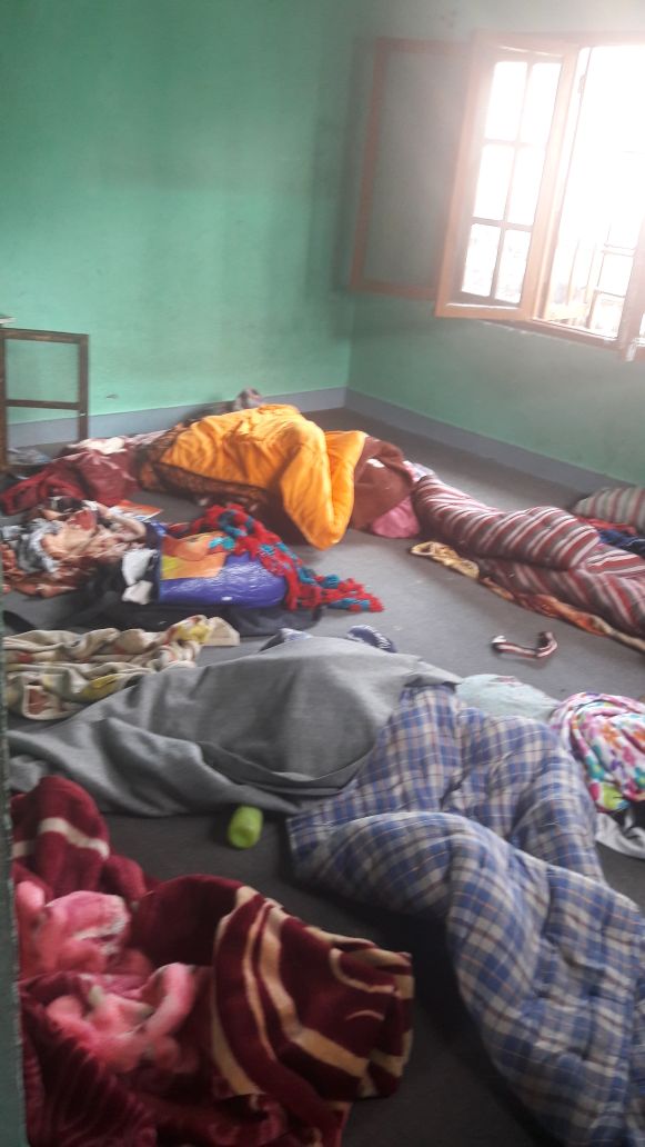 Ropa de cama y mantas en una habitación de la residencia
