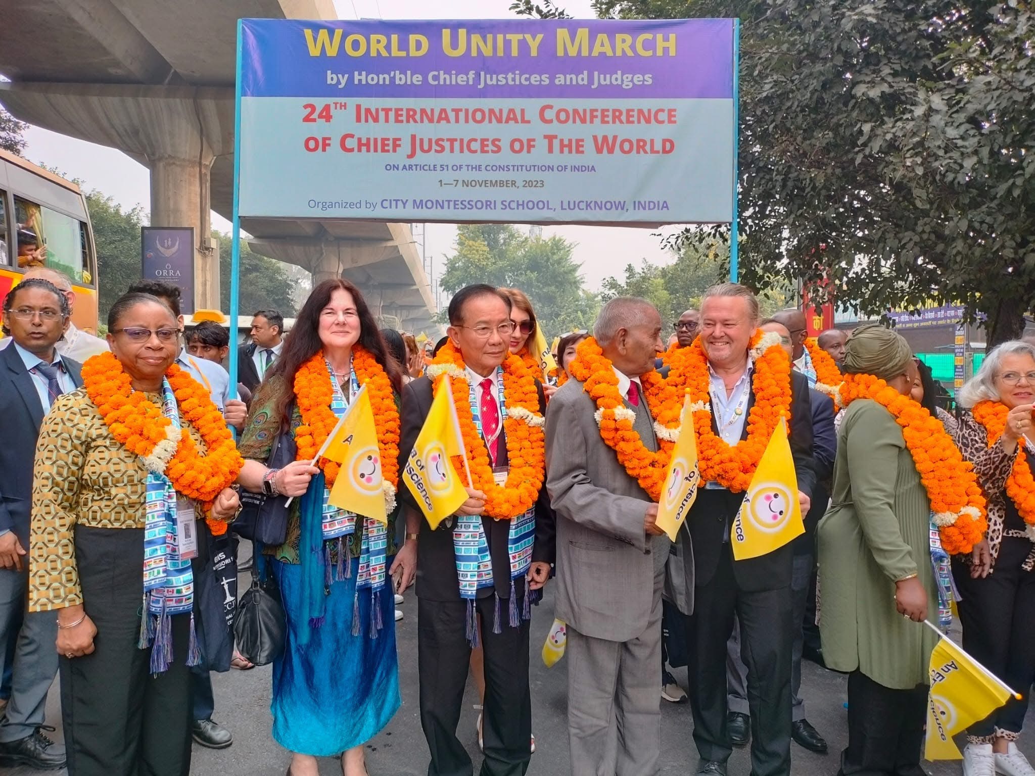 दुनिया के मुख्य न्यायाधीशों के अंतरराष्ट्रीय सम्मेलन से जुड़े विश्व एकता मार्च में प्रतिभागी