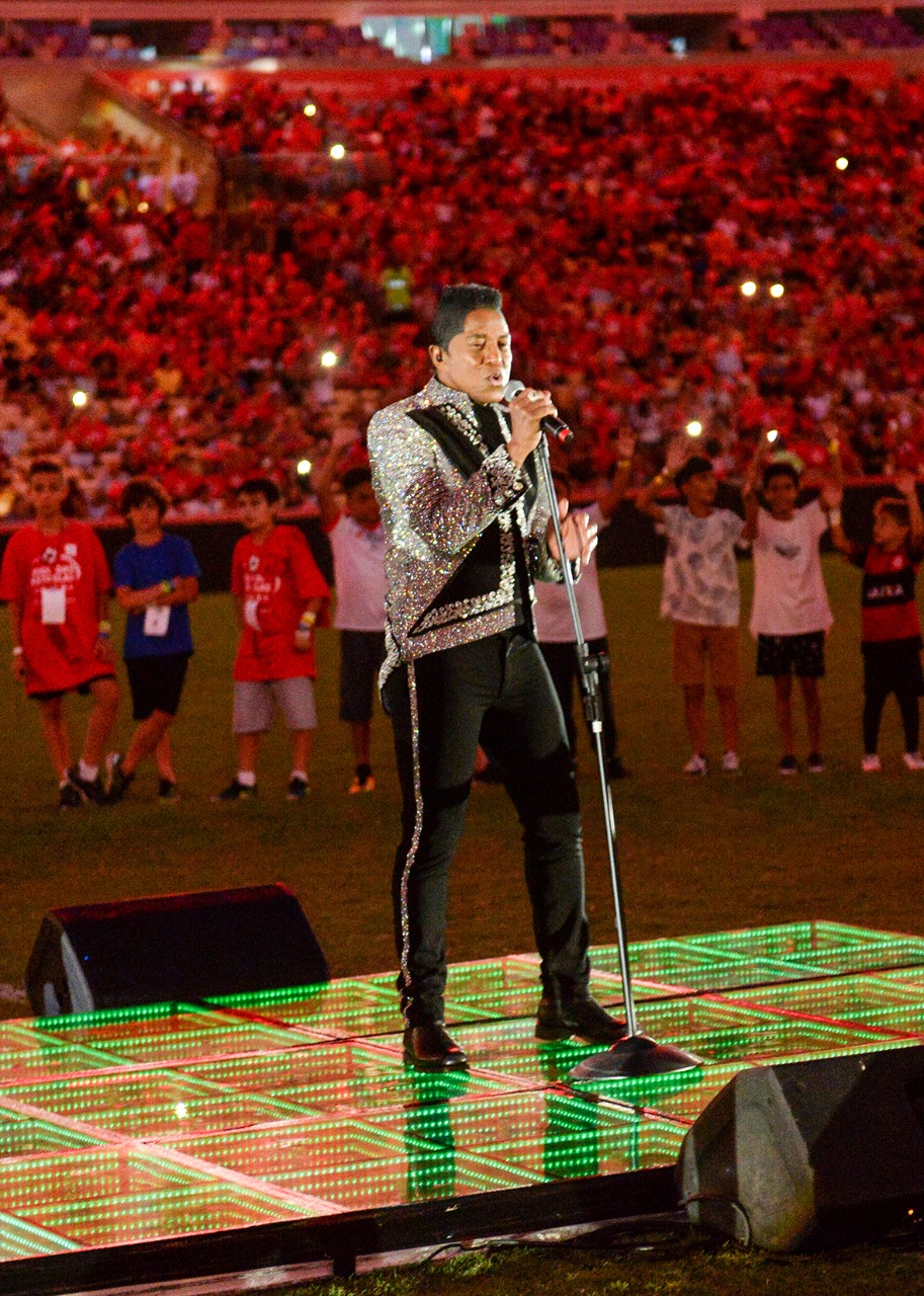 মঞ্চে পরিবেশন করছেন Jermaine Jackson