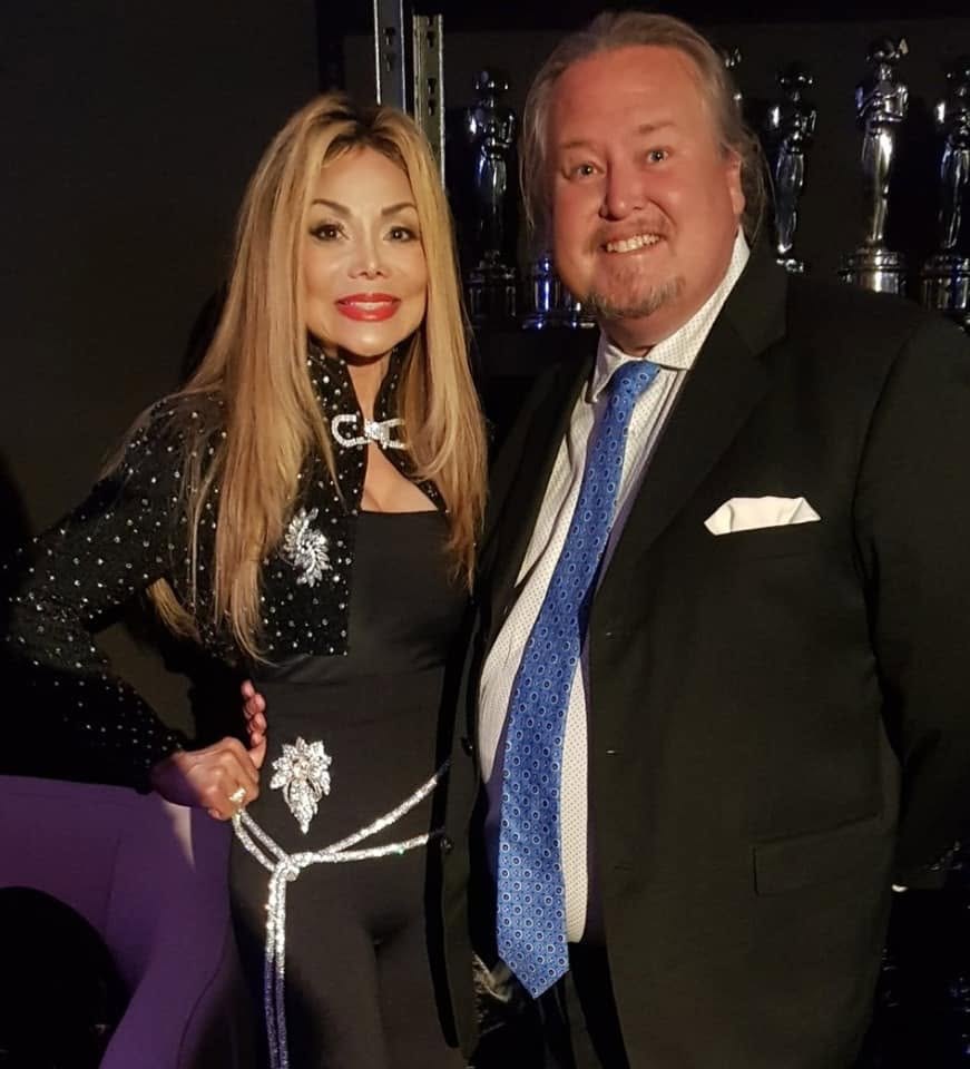 এক অনুষ্ঠানে অতিথির সঙ্গে La Toya Jackson