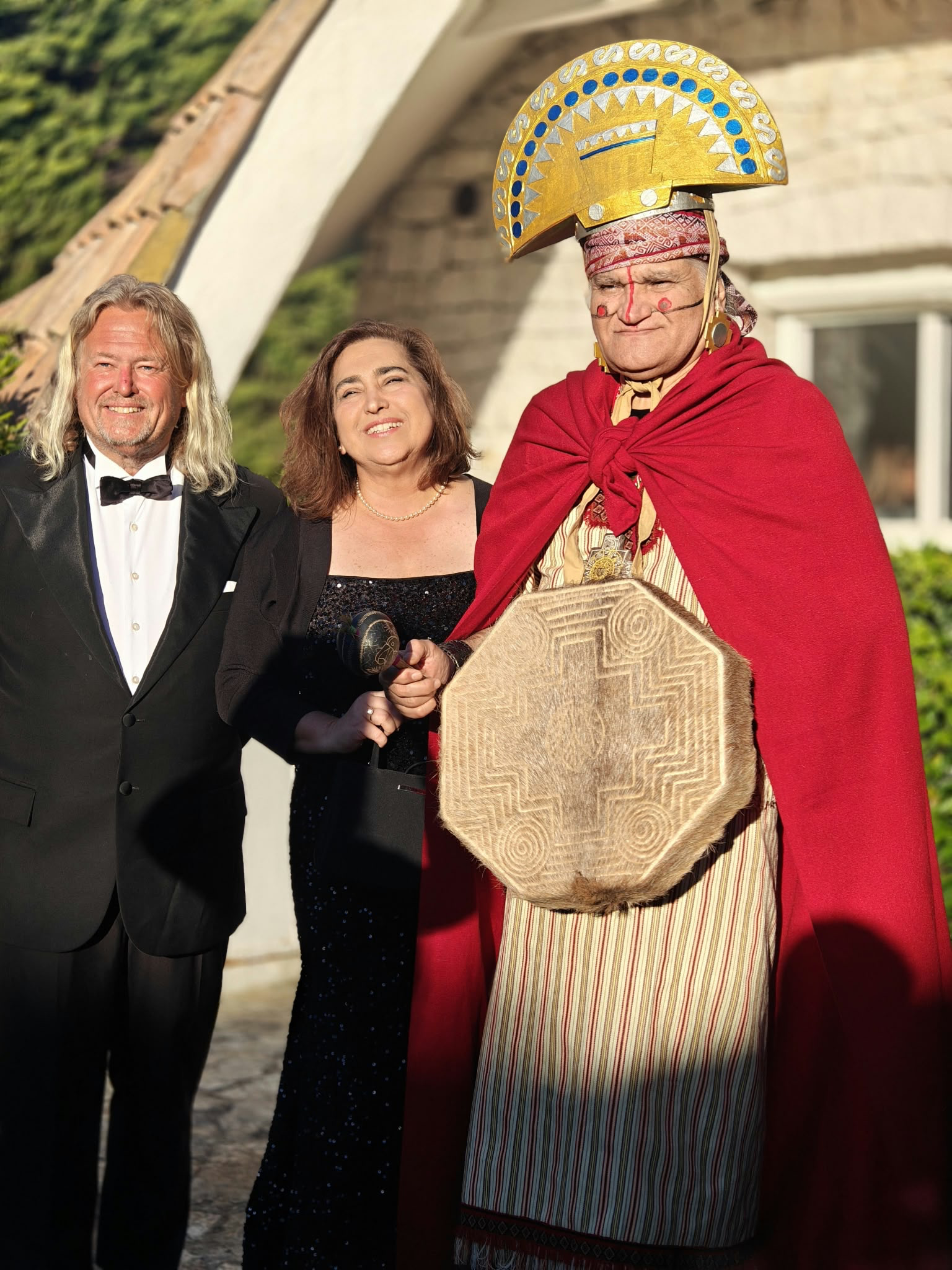 Richard Nilsson con dos participantes en un encuentro sobre sabiduría indígena