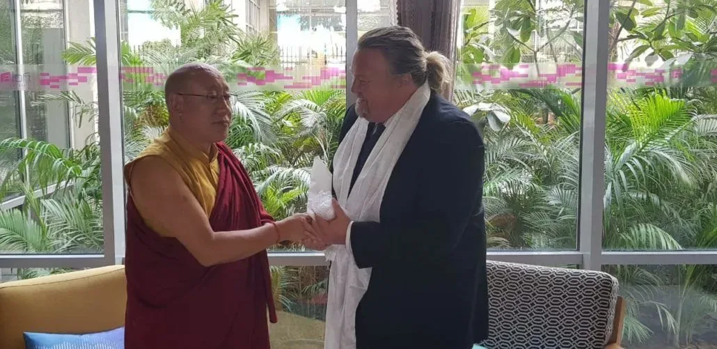 Tibet के Chief State Oracle का माध्यम शांति के लिए एकजुट
