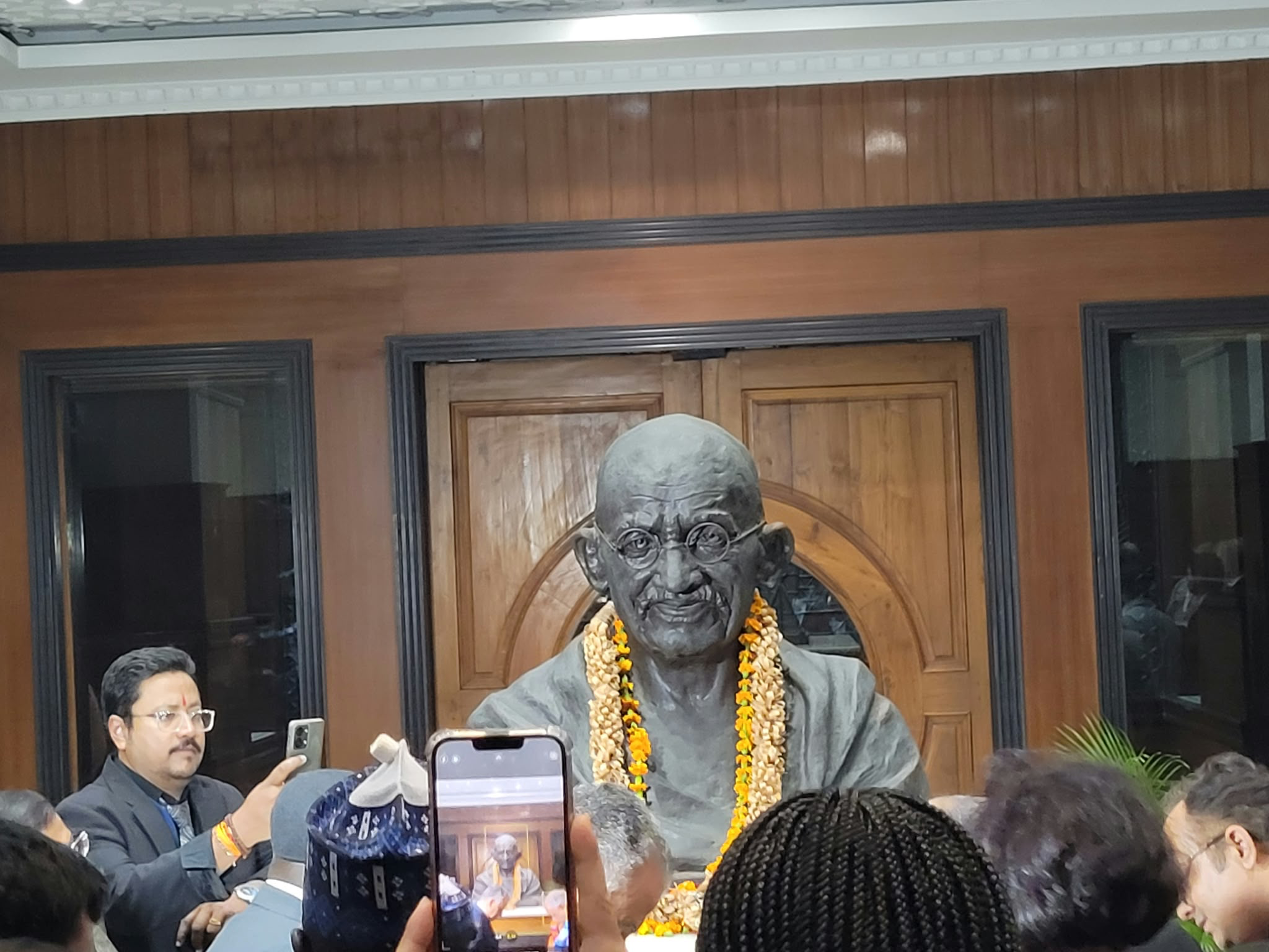 Mahatma Gandhi की प्रतिमा के चारों ओर एकत्र प्रतिभागी