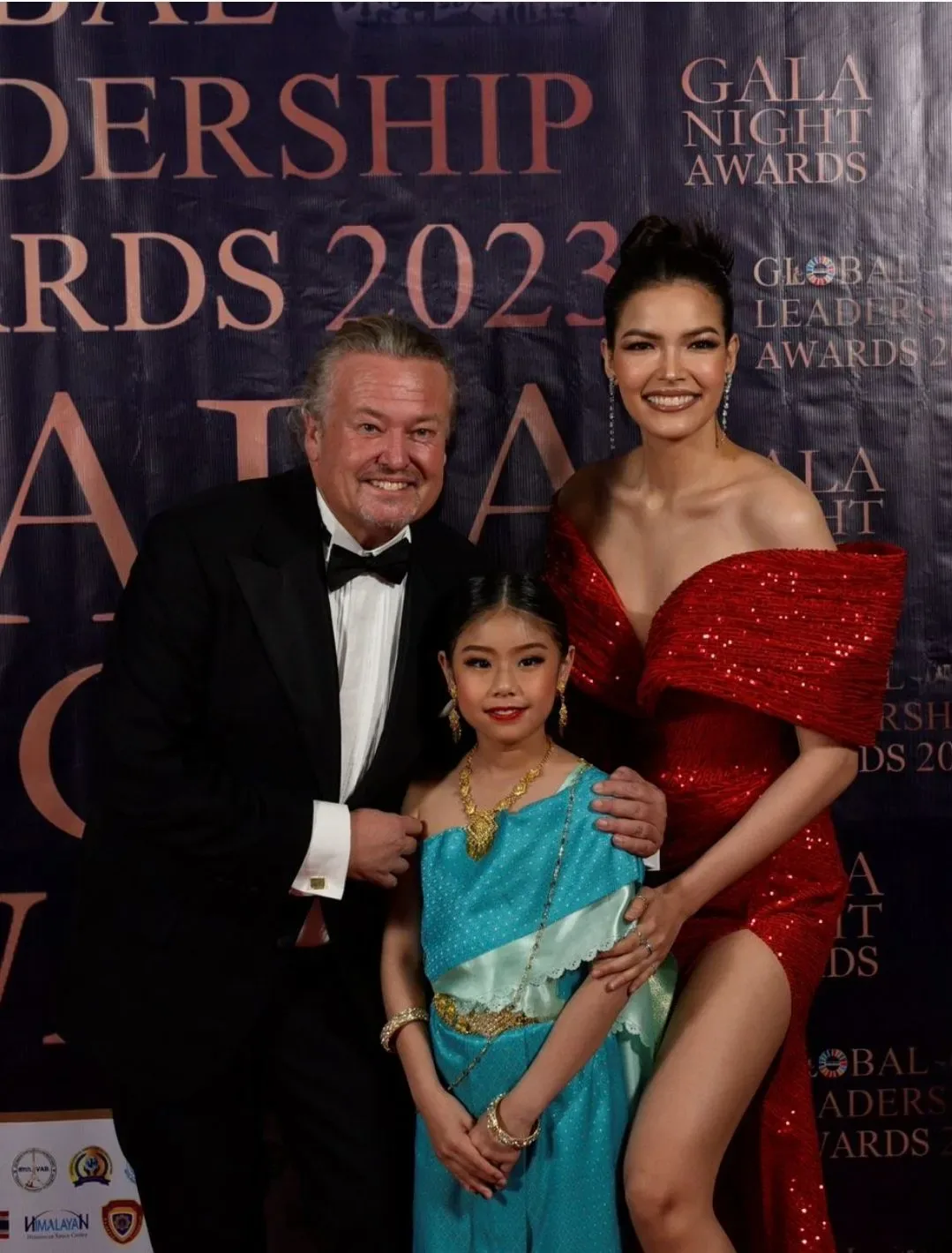 Adventure of Humanity et son président Richard Nilsson avec Miss Univers Thaïlande