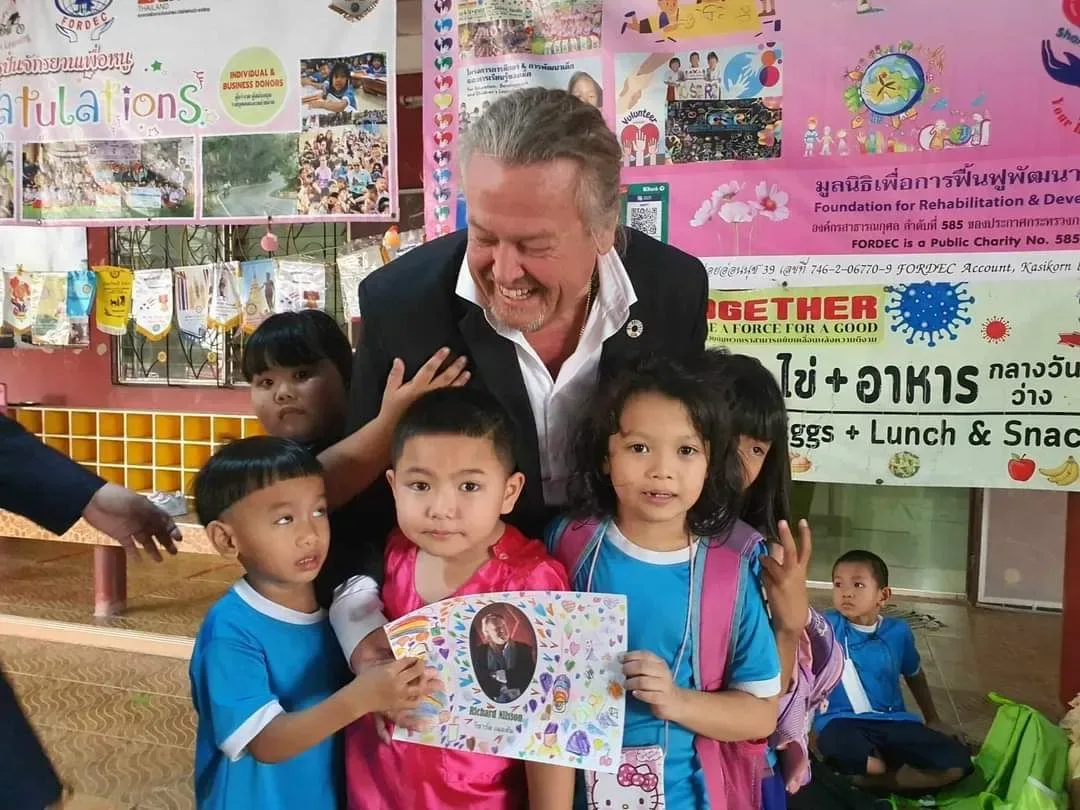 Adventure of Humanity soutient les enfants orphelins à Bangkok, en Thaïlande