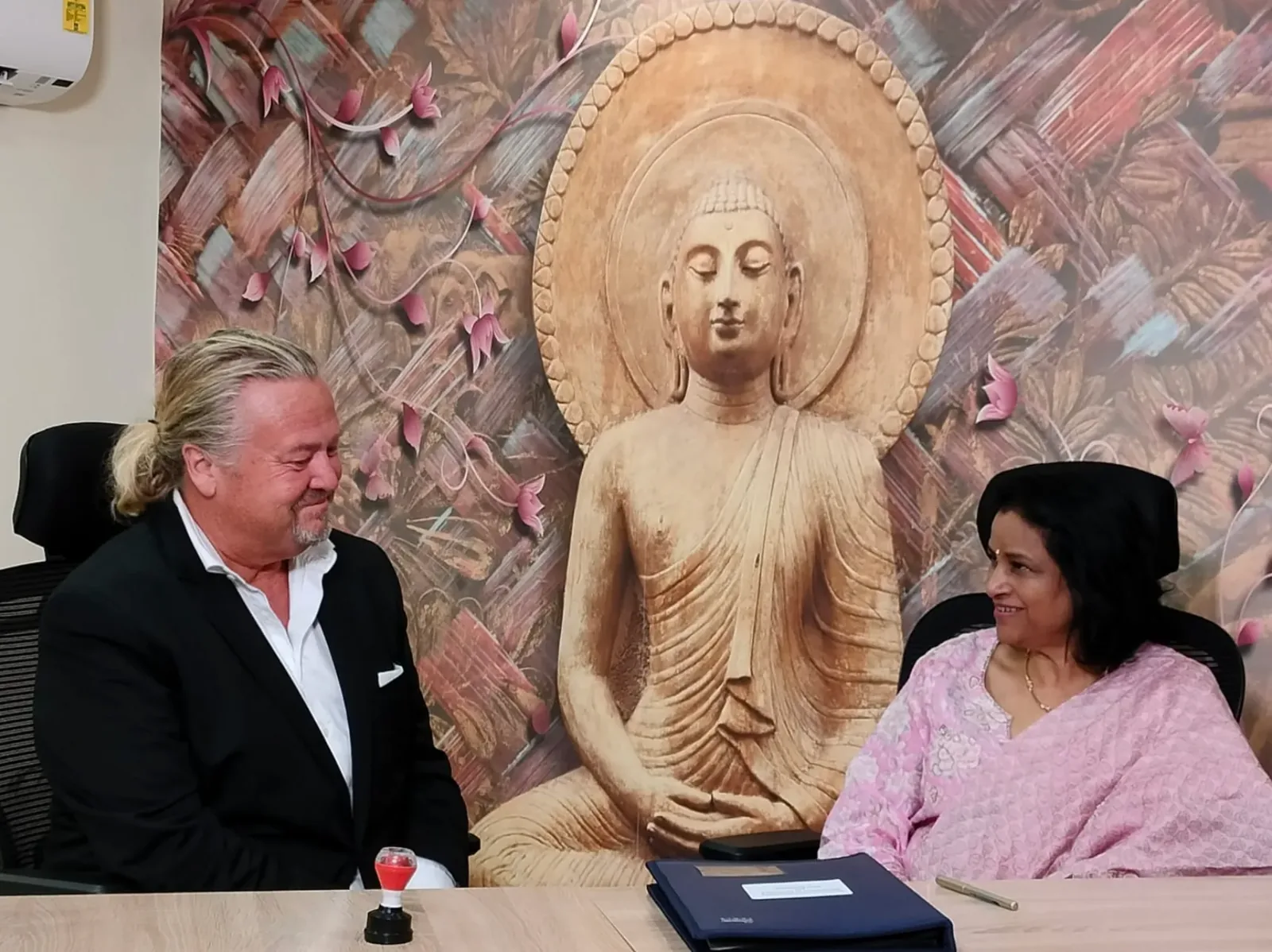 Adventure of Humanity के Richard Nilsson और DEVI Sansthan की Sunita Gandhi, ALfA — सभी के लिए त्वरित सीखना — को वैश्विक दर्शकों तक पहुँचाने के लिए सहयोग समझौतों पर हस्ताक्षर करते हुए।