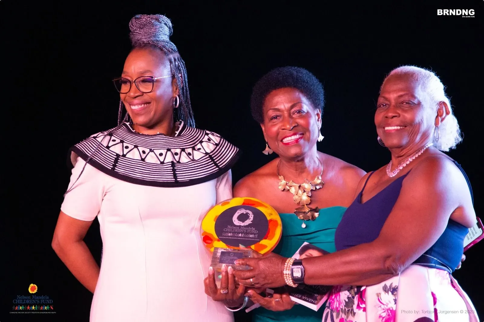 La Dre Linda Ncube-Nkomo, du Nelson Mandela Children’s Fund, remet le prix Nelson Mandela aux invités