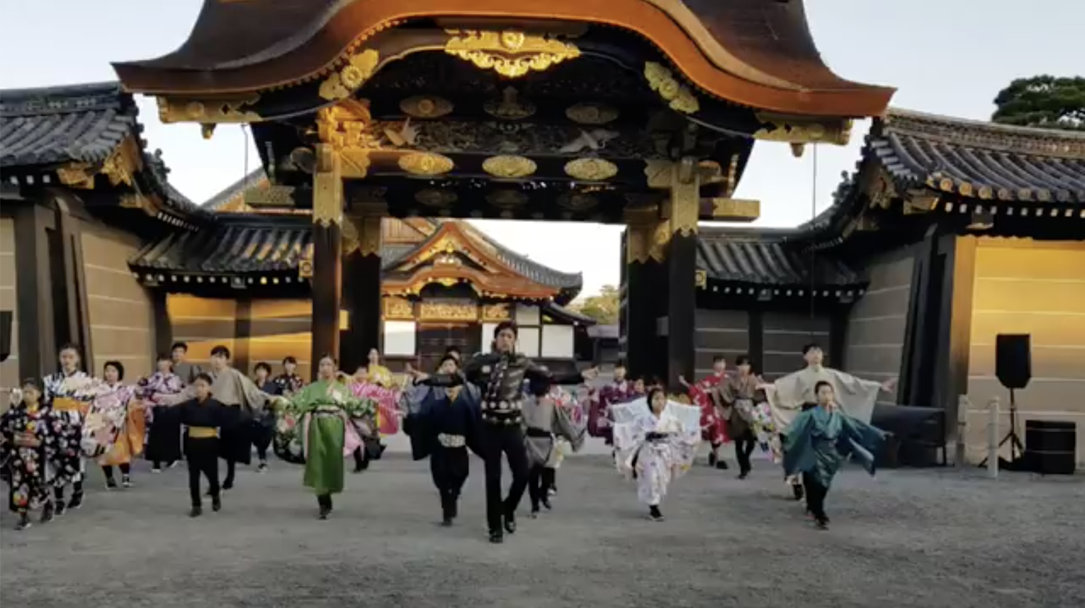 জাপানের Kyoto-তে Nijo Castle-এর সামনে Masaki-র সঙ্গে নাচছে শিশুরা