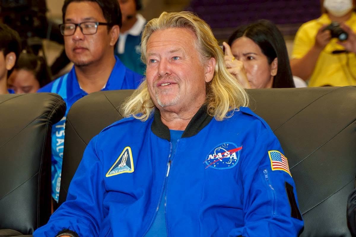 নীল NASA জ্যাকেট পরে মহাকাশ শিক্ষা অনুষ্ঠানে বসে Richard Nilsson