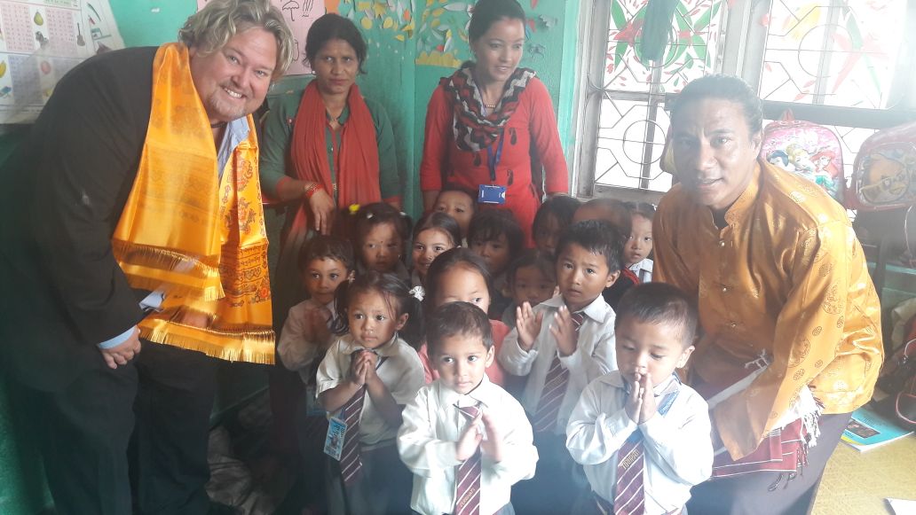 Anak-anak dan pengunjung berkumpul di ruang kelas