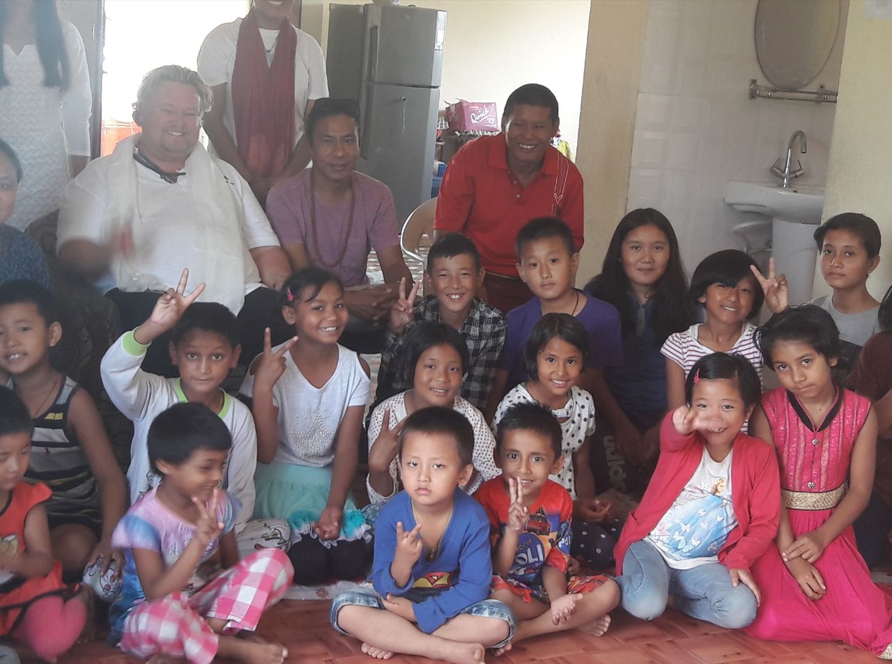 Anak-anak dan pengunjung tersenyum bersama di dalam ruangan