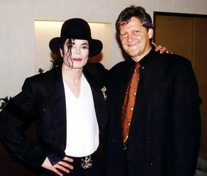 ম্যানেজার Dieter Wiesner-এর সঙ্গে Michael Jackson